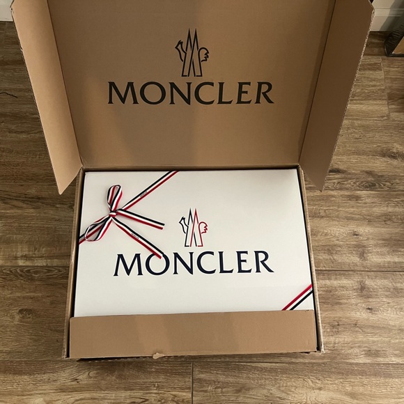 Moncler Montbeliard Short
Down jacket - Picture 8 of 9